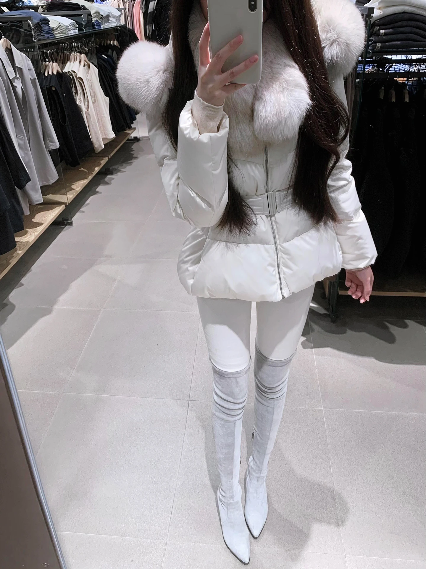 Nowa damska kurtka puchowa z futrzanym kapturem, biała, z bawełny, modelująca talię, stylizowana na płaszcz puchowy, idealna do dojazdów do pracy, ze sztucznym futrem, rok 2025.