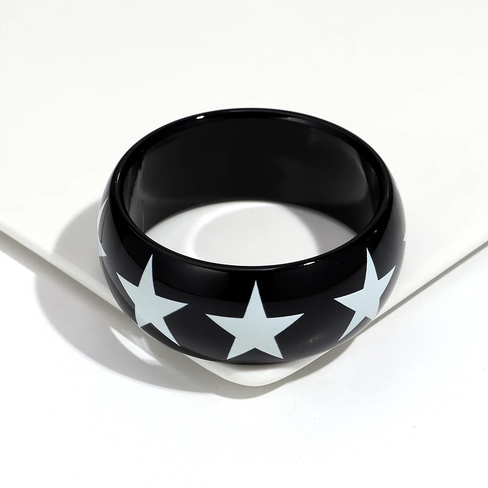 Einfacher Acryl-Armreif in Schwarz-Weiß mit Sternen- und Punktmuster, breiter, runder, geometrischer, klobiger Armreif aus Kunstharz, minimalistischer Schmuck, Geschenk. – Detail 6