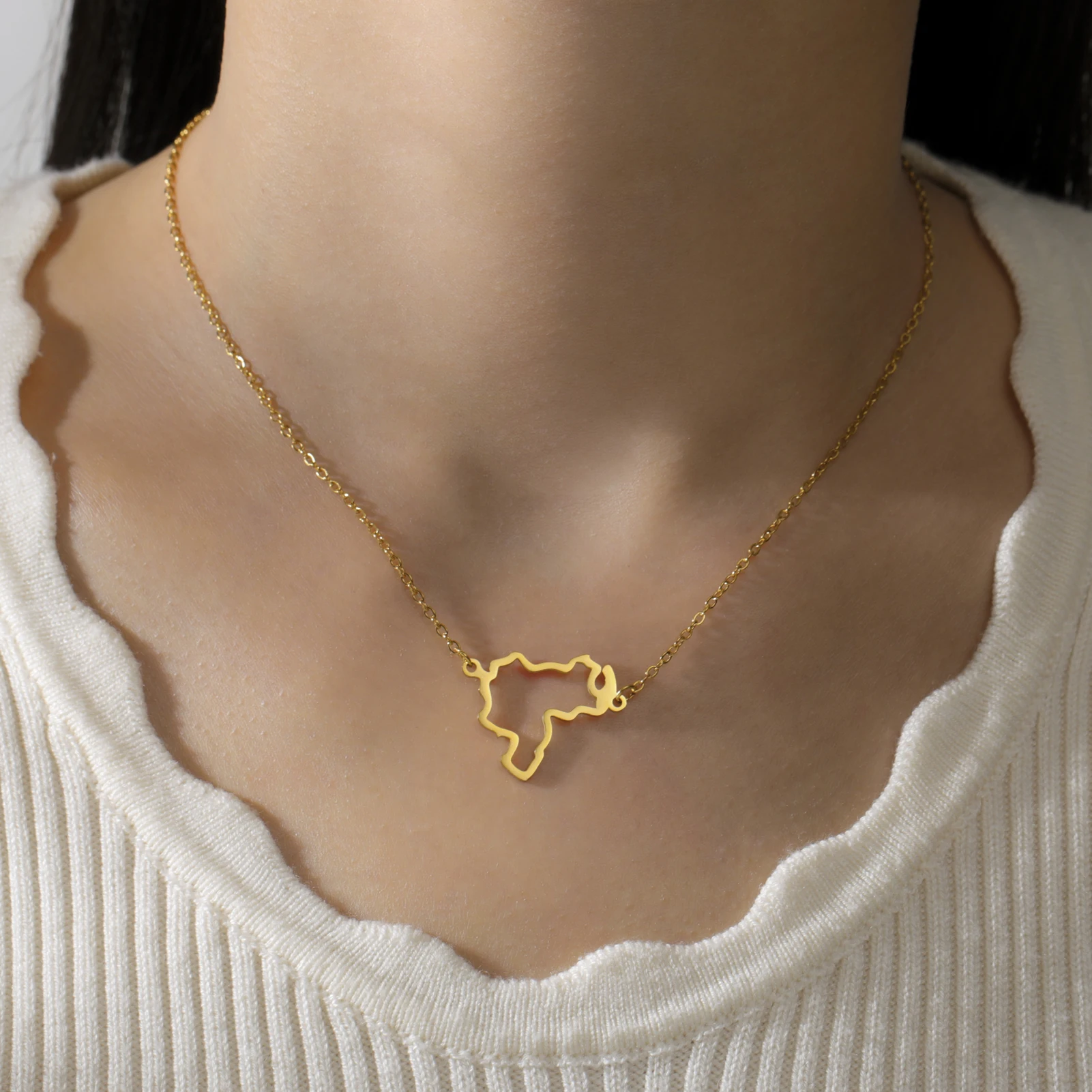 LIKGREAT 2025 فنزويلا قلادة على شكل خريطة قلادة الفولاذ المقاوم للصدأ سلسلة العنق الجوف هندسية مجوهرات للرجال النساء هدية للذكرى السنوية