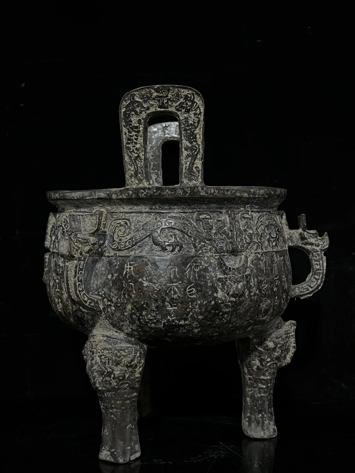 البرونزية القديمة البرونزية الأحمر الصدأ الأخضر منقوشة نقش ابني ترايبود تمثال، مجموعة والزينة