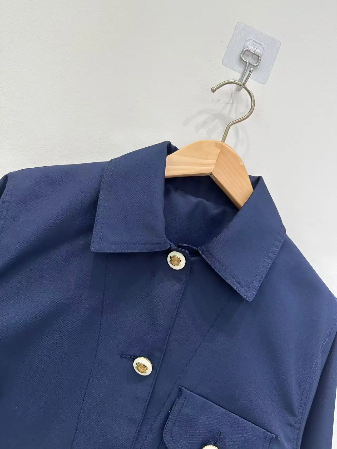 بدلة نسائية أنيقة مكونة من قطعتين باللون الأزرق الداكن على طراز الكلية مع طية صدر السترة وأكمام طويلة أو تنورة رفيعة مكشكشة