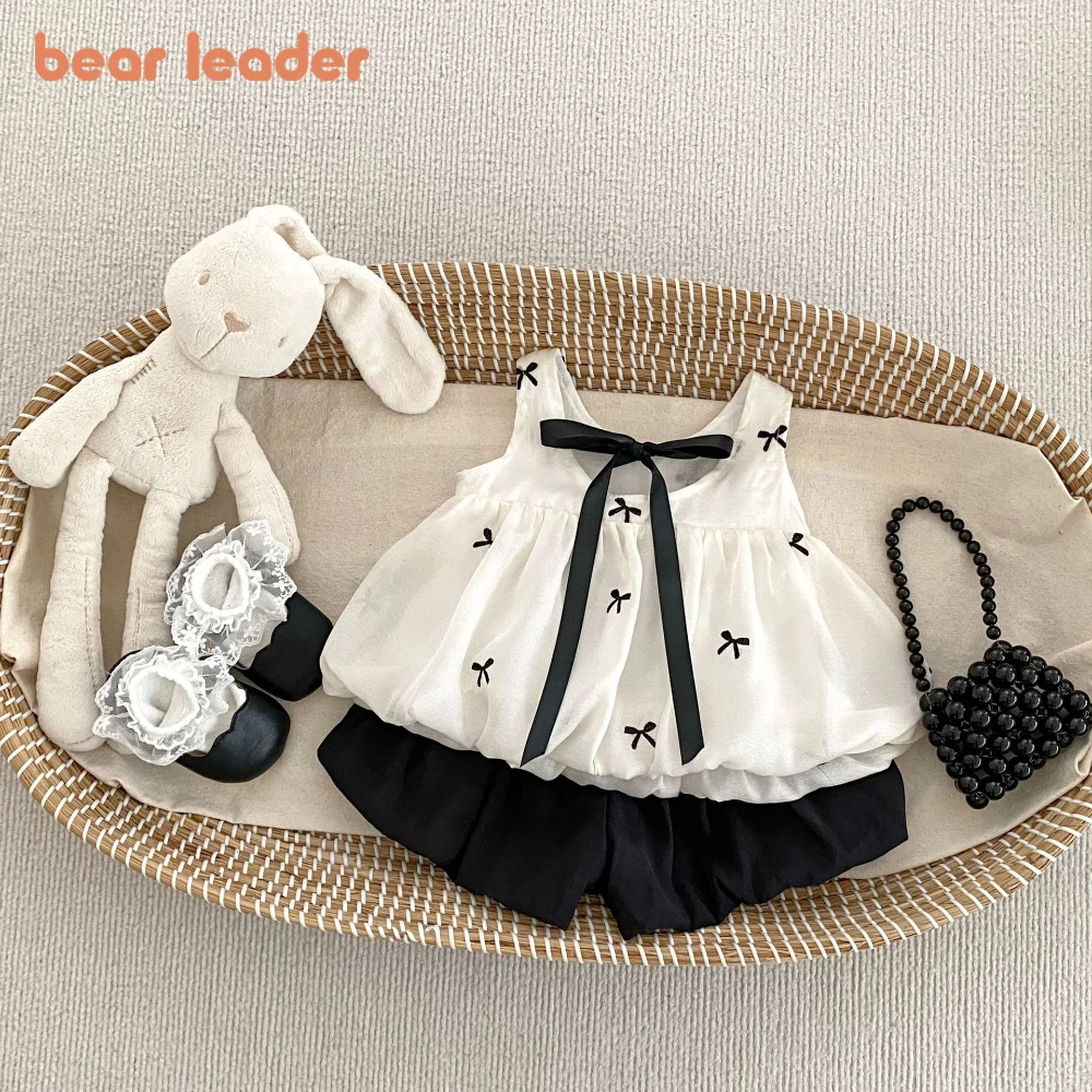 

Летняя одежда для девочек Bear Leader, модный комплект из двух предметов: белый топ без рукавов с милым принтом в виде бантиков + черные шорты, для детей 1-5 лет.