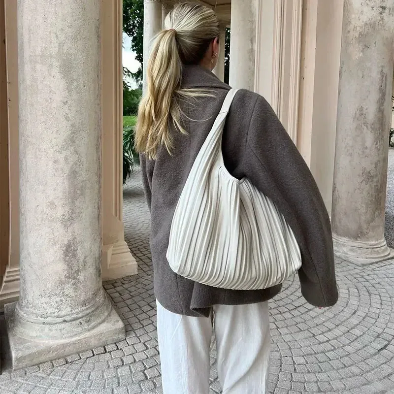 Wełniana marynarka damska w stylu vintage inspirowana koreańskim stylem. Krótki, dopasowany płaszcz dwurzędowy, elegancki i ciepły na jesień/zimę.