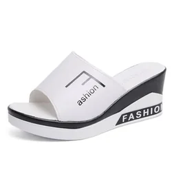 2025 New Arrival Luxury Brand Women Flip Flops Lightweight Beach Slippers High Quality PU Leather Zapatos De Mujer Woman Sandal