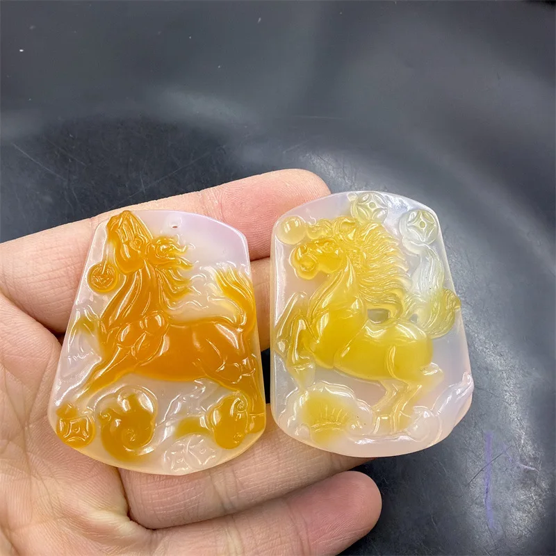 Nouveau pendentif élégant en agate jaune représentant un cheval du zodiaque tenant un sceptre Ruyi, symbolisant la richesse et