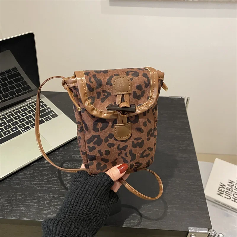 

Leopard print versatile messenger bag fashionable shoulder mobile phone bag