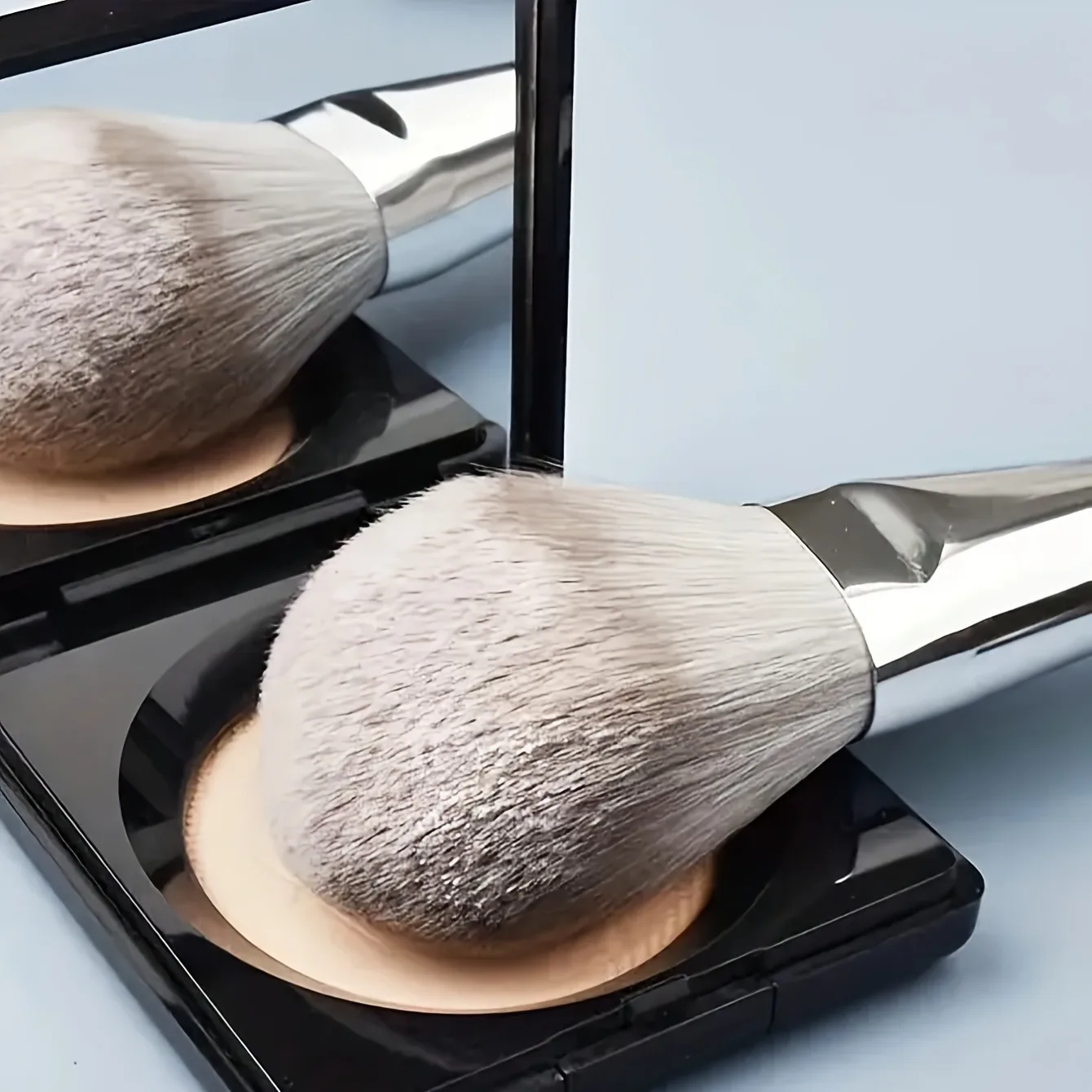 14-delige zilveren professionele make-upborstelset |   Inclusief 2 pluche fluwelen soezen + 2 mengsponzen |   Vegan Cruelty-Free Brush Co