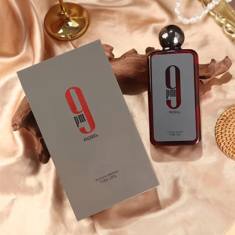 AM Eau de Parfum: vibraciones frescas de la mañana en una botella azul crujiente