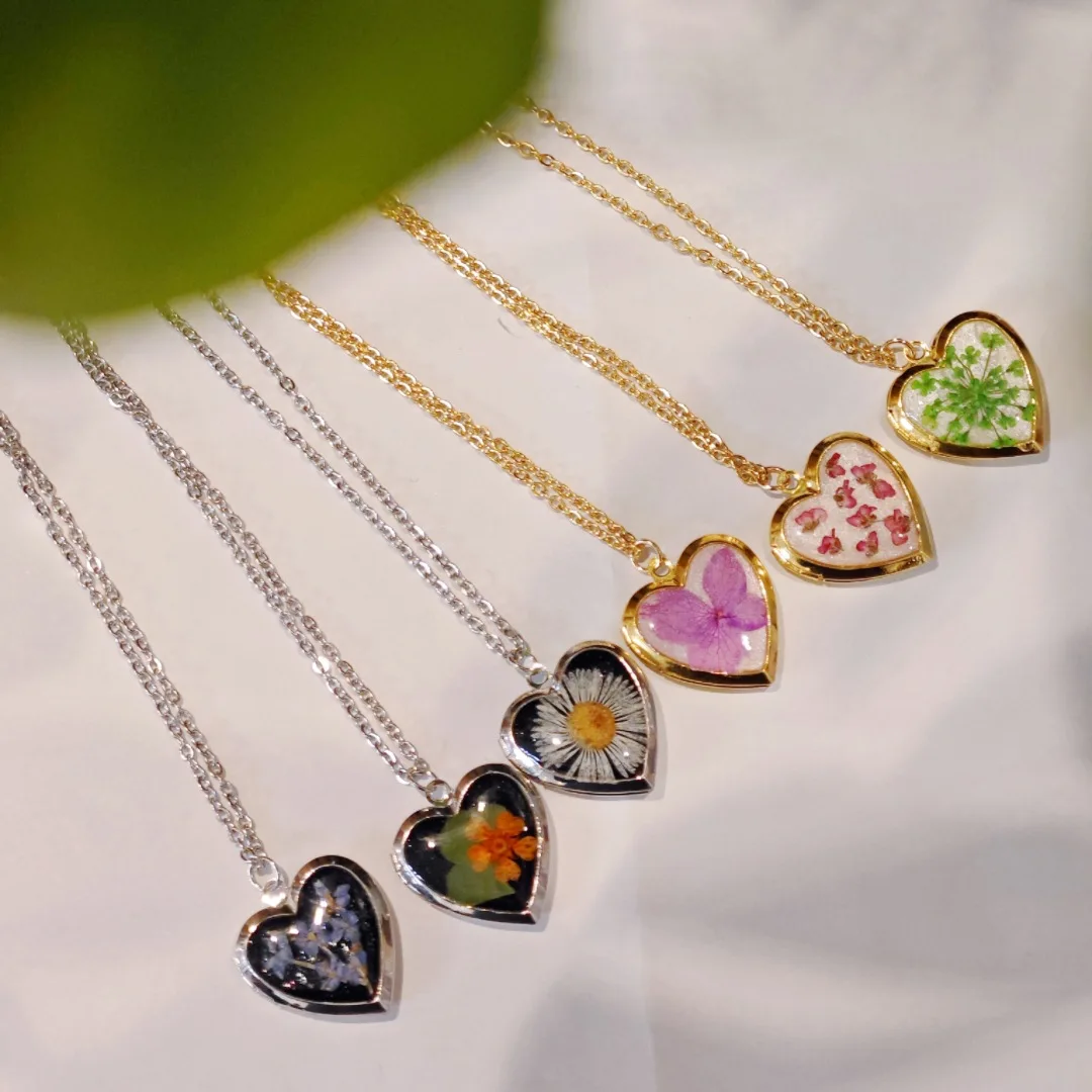 Vintage Painted Dried Flower Box Necklace Opening and Closing Heart Pendant Necklace Colored Flower Enamel Necklace Gift