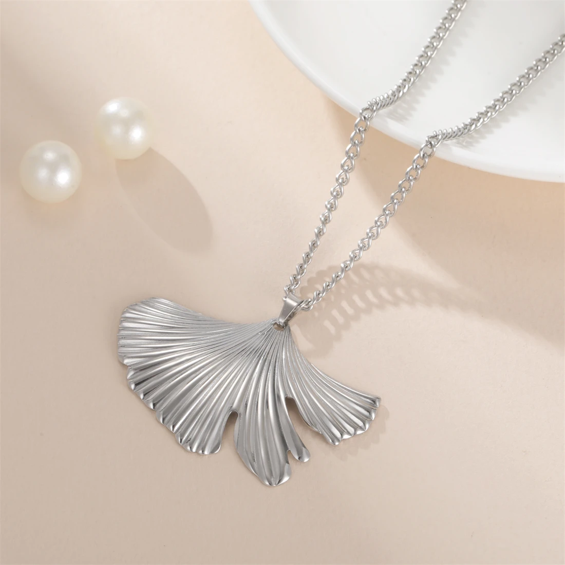Eueavan Exquisite Ginkgo-Blatt-Halsketten aus Edelstahl, vergoldet, modische, unregelmäßige Blätter für Damen, wasserfester Schmuck, Geschenke – Detail 10