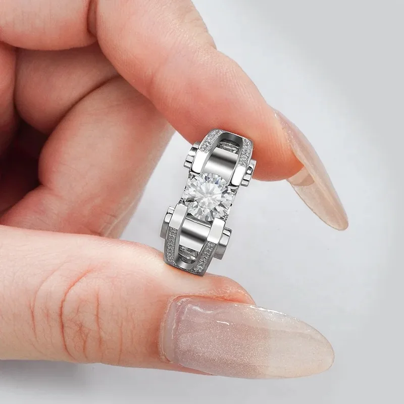 Moderner Hohlring mit breitem Band für Herren, S925 Sterlingsilber, 2 Karat D-Farbe VVS runder Moissanit, Doppelstab-Fassung, Mikro-Pavé-Zirkonia seitlich, Verlobungs- und Jubiläumsgeschenk für Ihn