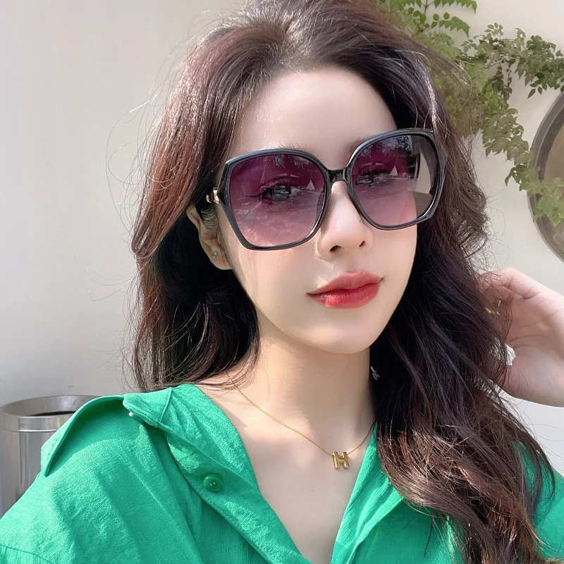 

2023 New Sunglasses for Women with Large Frame Sunshade and UV Protection Driving Han Chao Street Photo ins