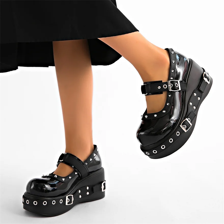 Neue dicke Sohle Punk Sandalen Frauen Wickel Zehen hohl Lack leder römischen Sandal ias Nieten Plattform lässig klobige Ferse Schnalle Schuhe