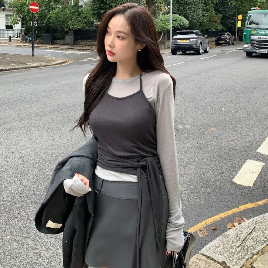 طقم تي شيرت محبوك أنيق للخريف وطويل ورفيع بلون نقي مع حزام Ne معلق بطبقة أساسية خفيفة الوزن