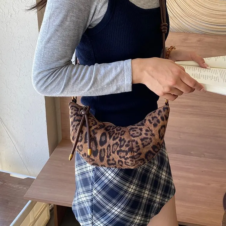 

2025 Winter 780 New Shoulder Bag Horn Simple Versatile Commuter Bag Large Capacity Horn Bag