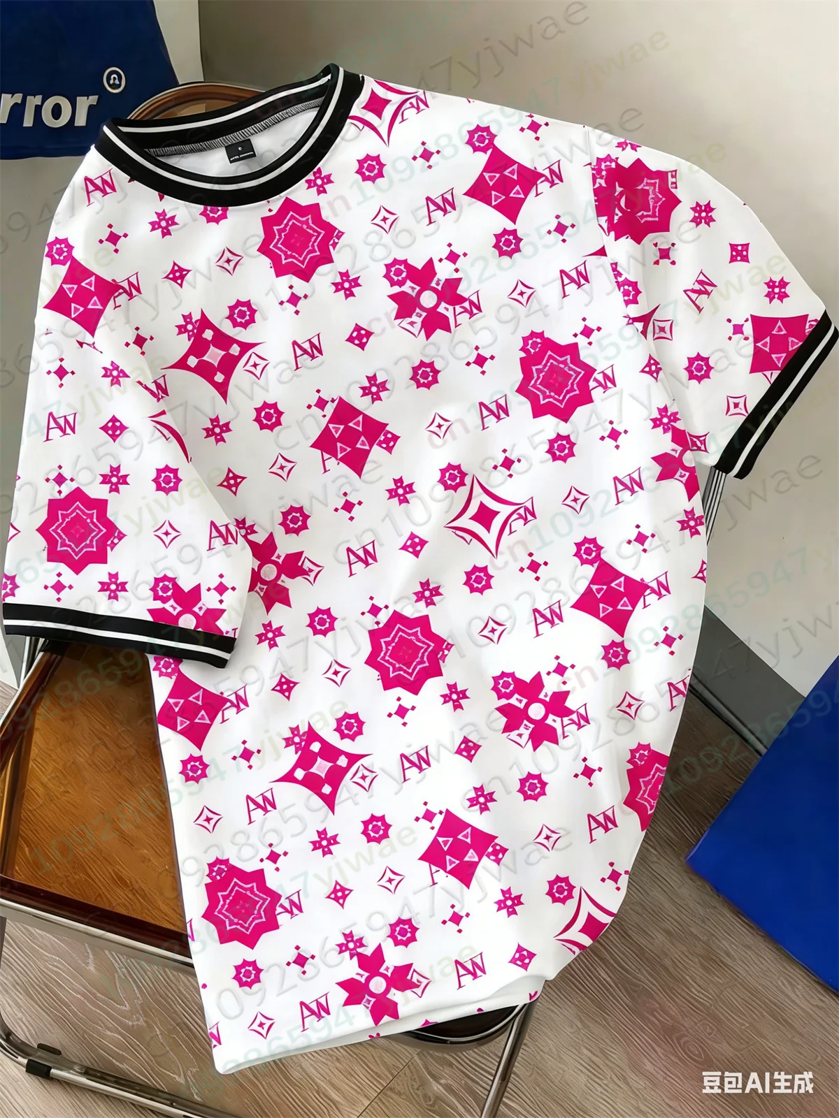 Luxury Monogram Print T-Shirt - Streetwear Brand Marketing 评论和价格