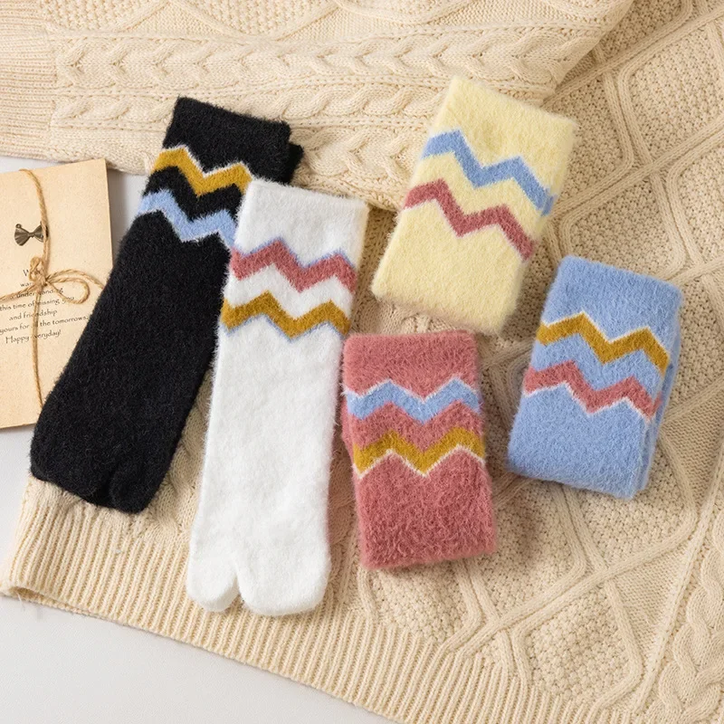 3/5 Pairs of Women's Two Finger Socks with Autumn and Winter Wavy Stripes, Thickened and Warm Split Toe Midsole, Women's Socks