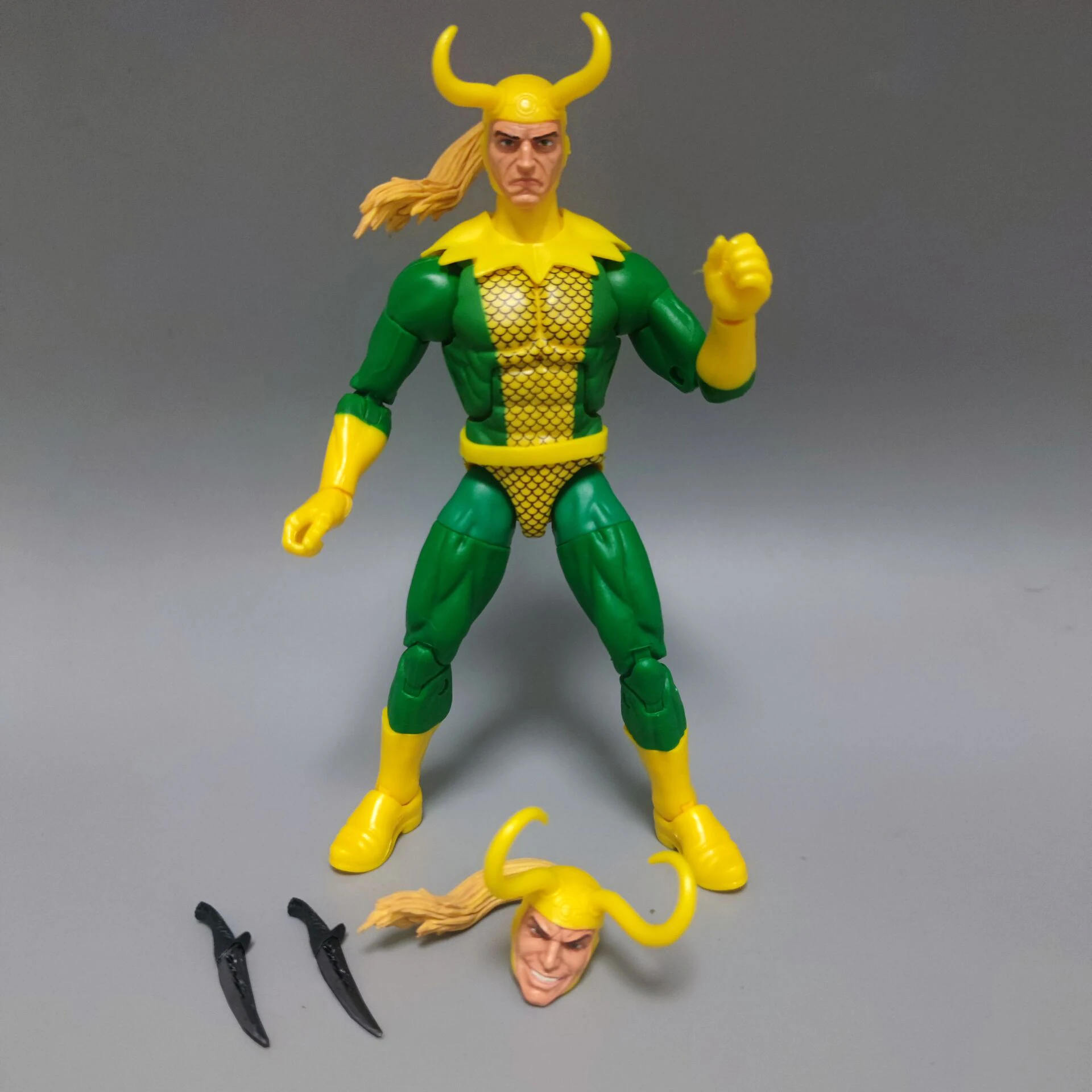 Marvel Legends Comic Retro Loki Dagger sem pintura Acessório incompleto Figura de ação solta de 6"