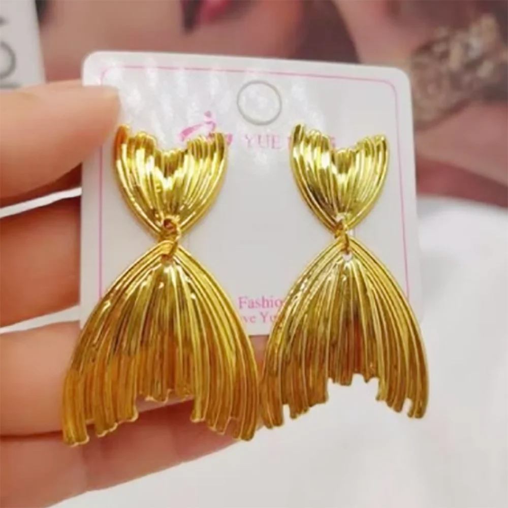 

Geometry Metal Earrings Daily Wear Fashion Irregular Fish Tail Stud Earrings Women Gold Color Banquet Jewelry Birthday Gifts