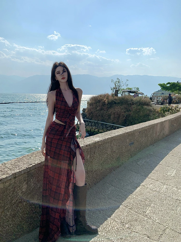 

Red checkered hanging neck lace up sexy short top ruffle edge unique and niche design split half skirt vacation style set