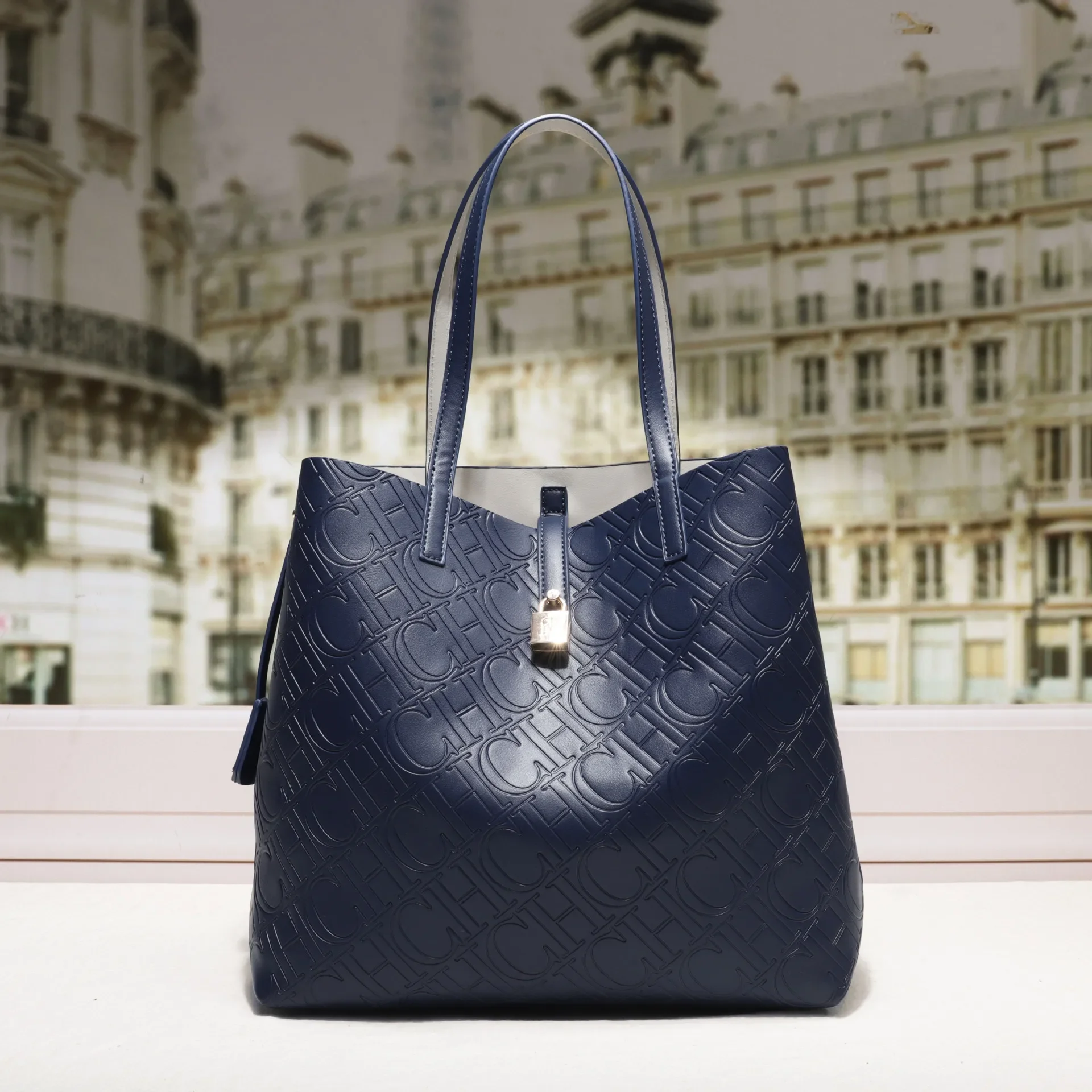 

Premium Leather Women Messenger Bag By Famous Designer: Spacious Crossbody-Bag With Elegant Shoulder Strap And Luxury Details
