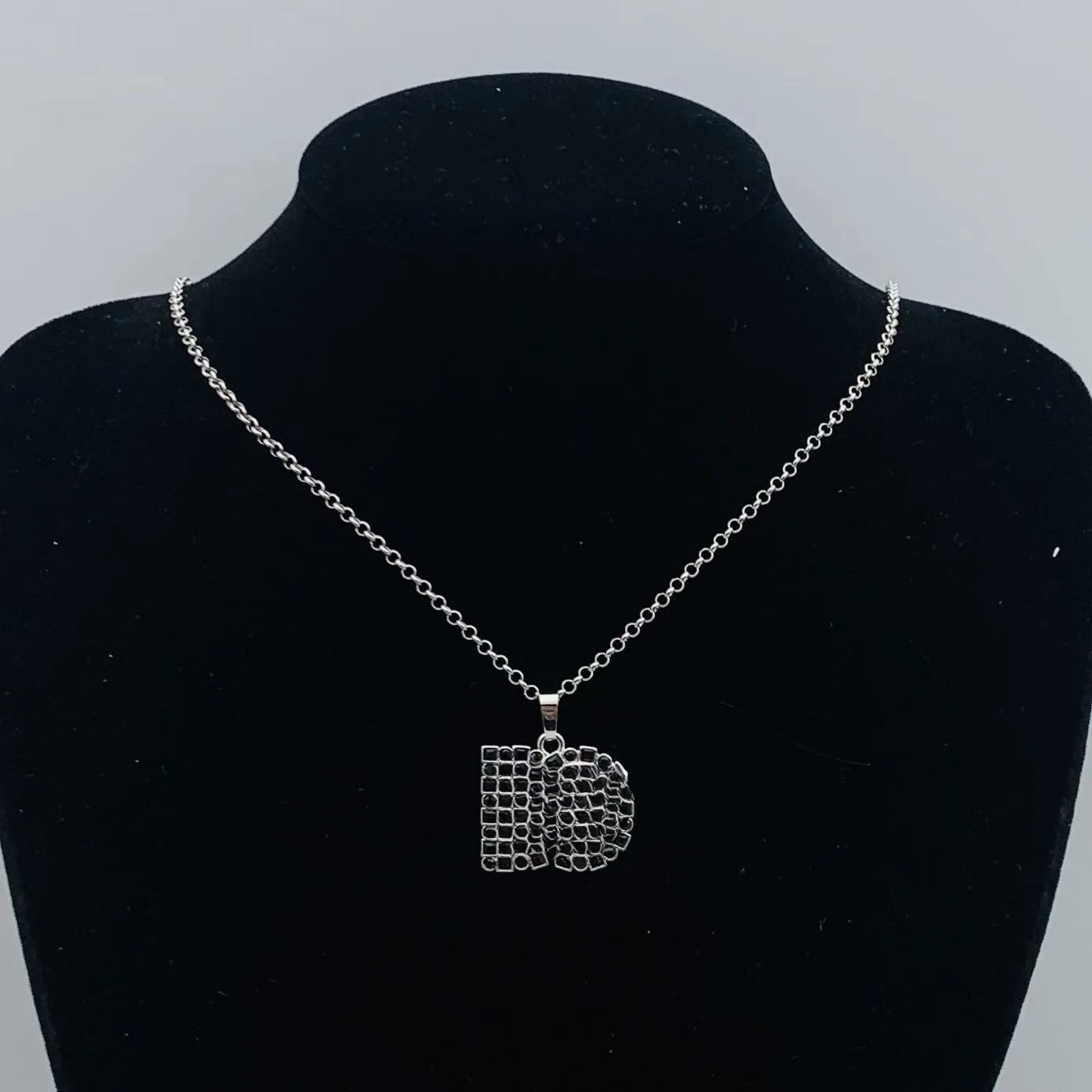 

Модное классическое ожерелье в стиле ретро 2025 года — универсальное и стильное — идеальный подарок для нее