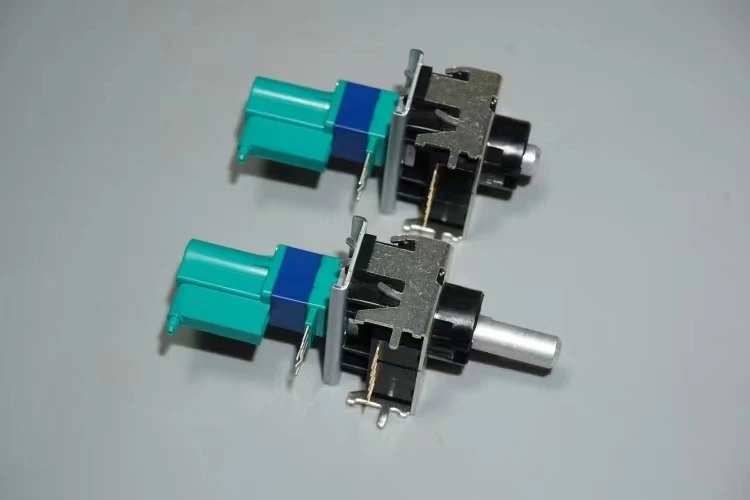 Japan ALPS self-elastic retractable RK09 type single step potentiometer 3.3K4K with three-gear band switch