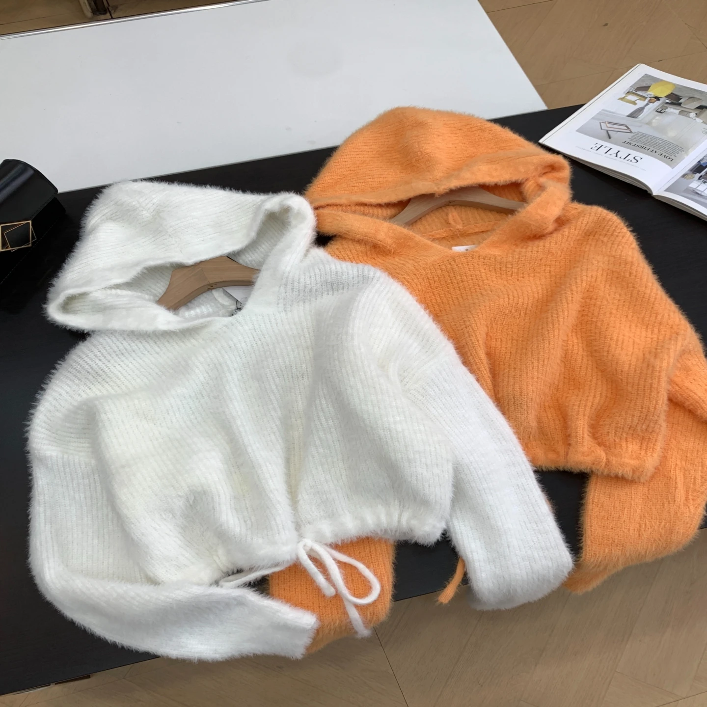 

Осенний новый свободный повседневный цветной свитер с капюшоном в Корейском стиле, утягивающий универсальный слиповый женский трикотаж J3