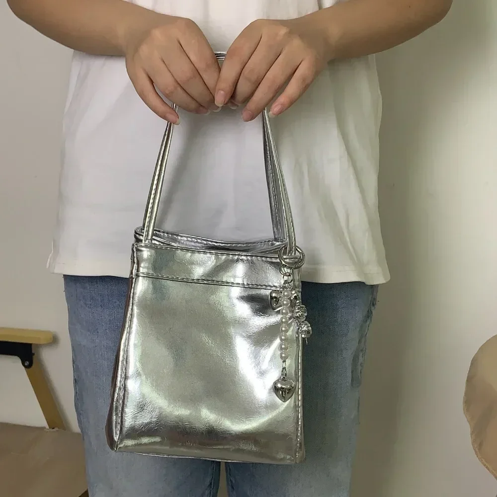 حقيبة كتف من الجلد الصناعي باللون الفضي والأسود للسيدات - حقيبة يد متعددة الوظائف تحت الإبط مع تصميم إغلاق بإبزيم أمان