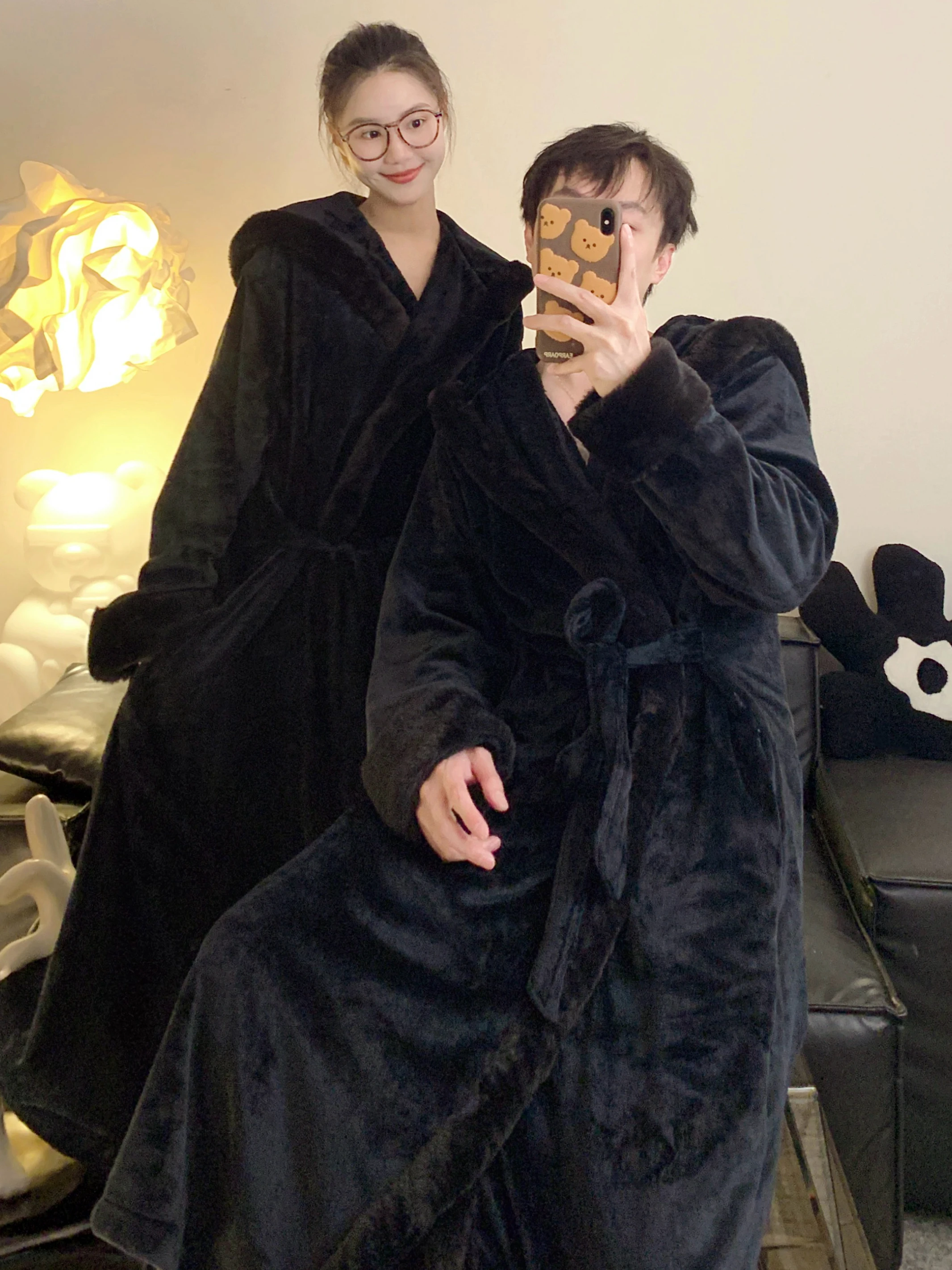 accappatoio-lungo-in-pile-corallo-spesso-coordinato-per-coppie-ideale-per-l'inverno-da-indossare-in-casa-disponibile-anche-in-taglie-forti-modello-da-uomo-con-scollo-a-v-e-chiusura-a-bottoni