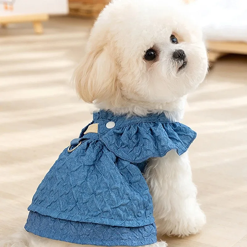 تنورة بحمالات للكلاب قابلة للتنفس وأكمام طائرة من قماش الدنيم ملابس صيفية للحيوانات الأليفة مع حلقة على شكل حرف D للجرو