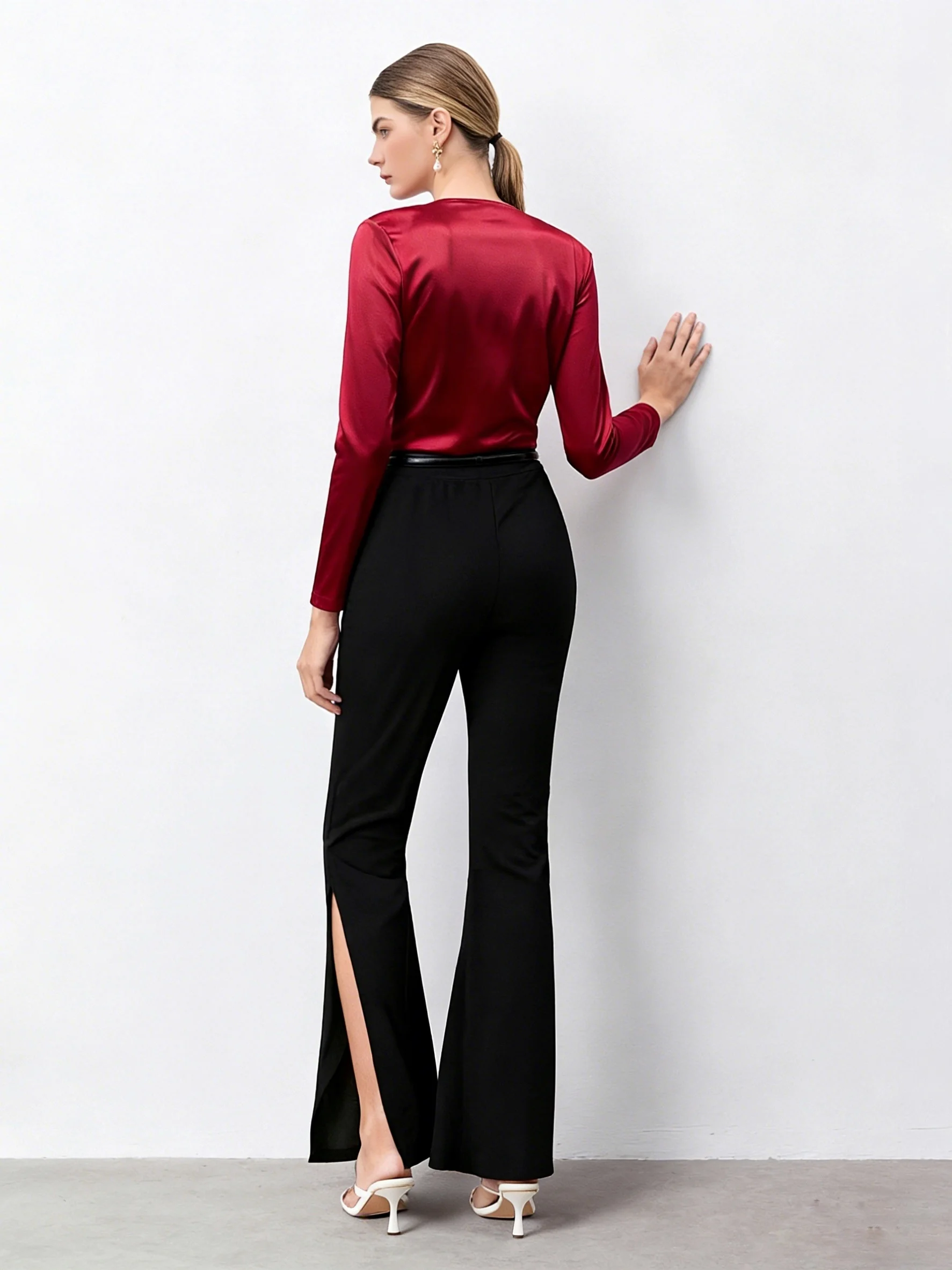 Chemise à enrouler en satin bordeaux pour femmes 2026 Nouveau col en V profond Manches longues Coupe ajustée Haut de fête de bureau