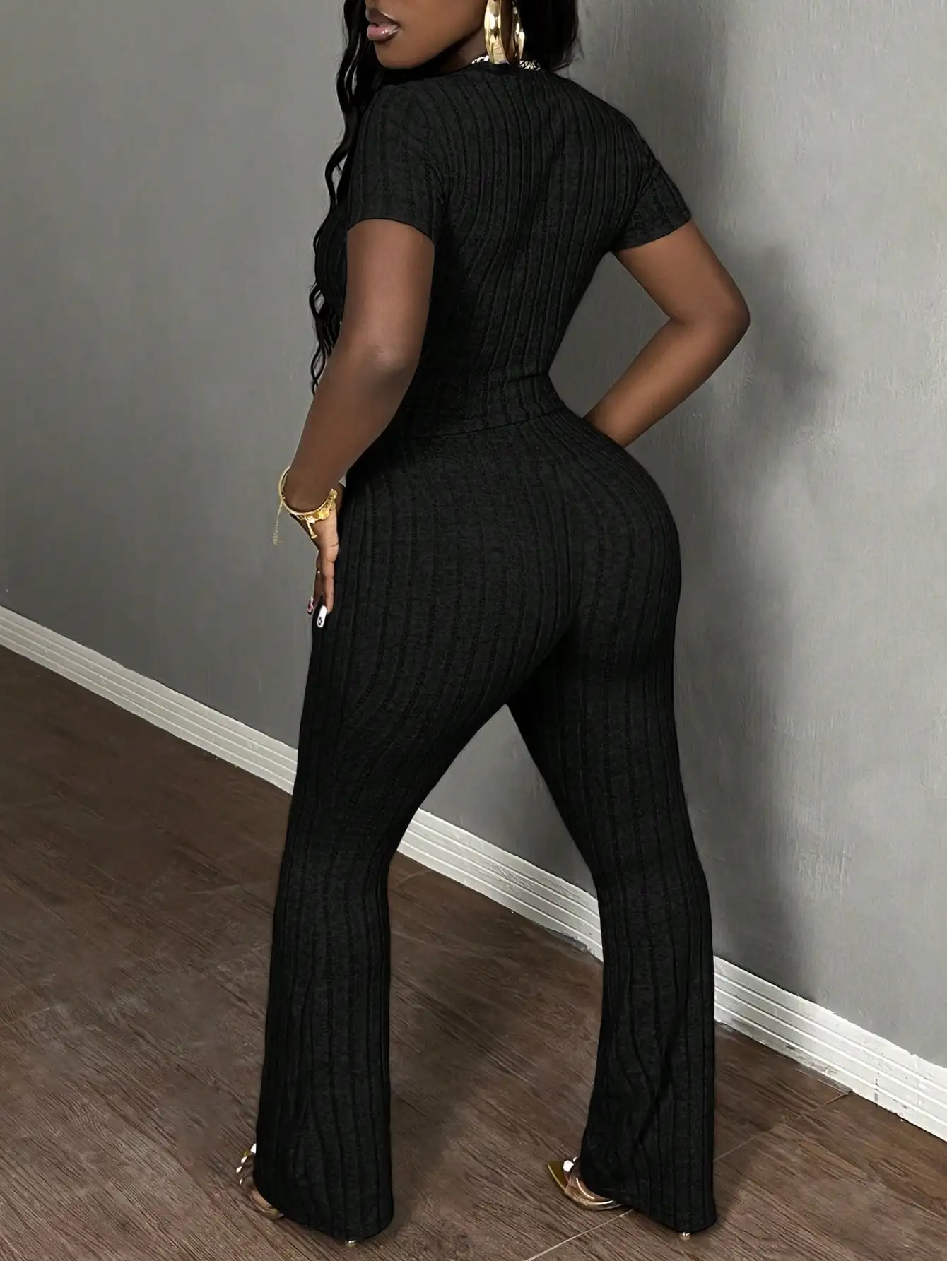Tuta in Maglia Nera a Coste con Maniche Corte e Gamba Svasata, Set Casual Chic da Donna