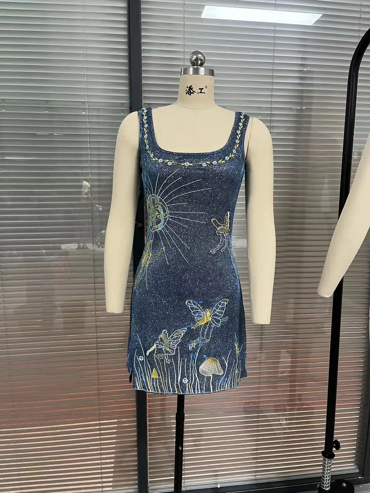 Nieuwe mode sexy mouwloze geborduurde slim fit split spaghetti-jurk voor dames