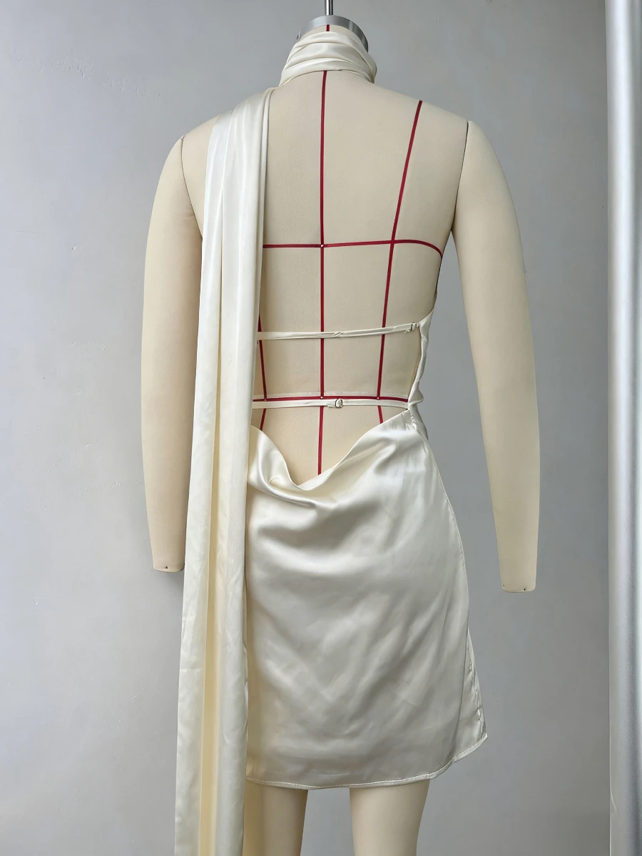 TWOTWINSTYLE Mini abiti da sera sexy con nastro per le donne Halter senza maniche a vita alta Temperamento Chic Abito in raso femminile