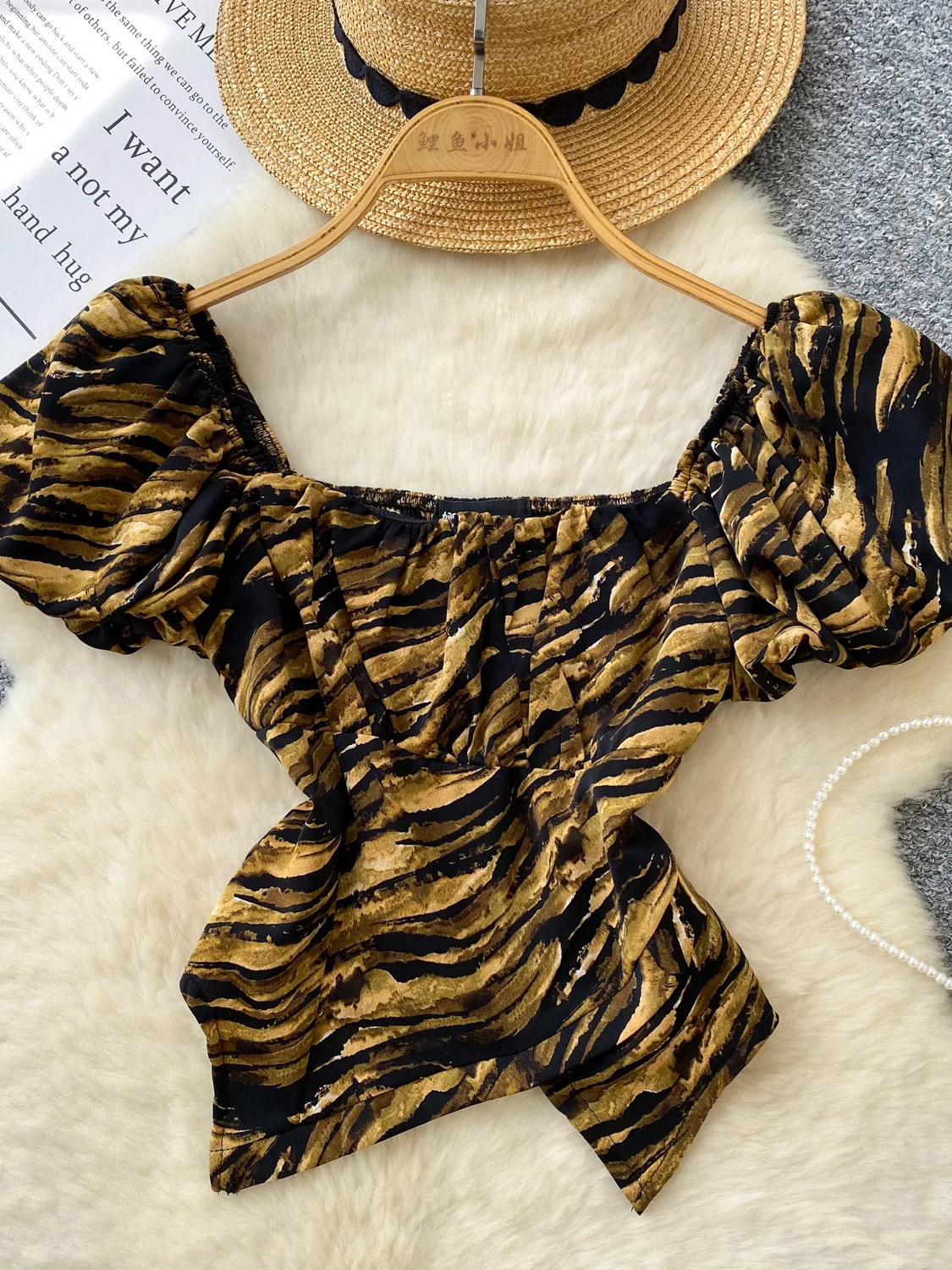 بلوزة صيفية للتنحيف بأكمام فقاعية وكتف واحد للنساء على الطراز الكوري كاجوال من ألياف البوليستر قابلة للتنفس وأكمام قصيرة #1