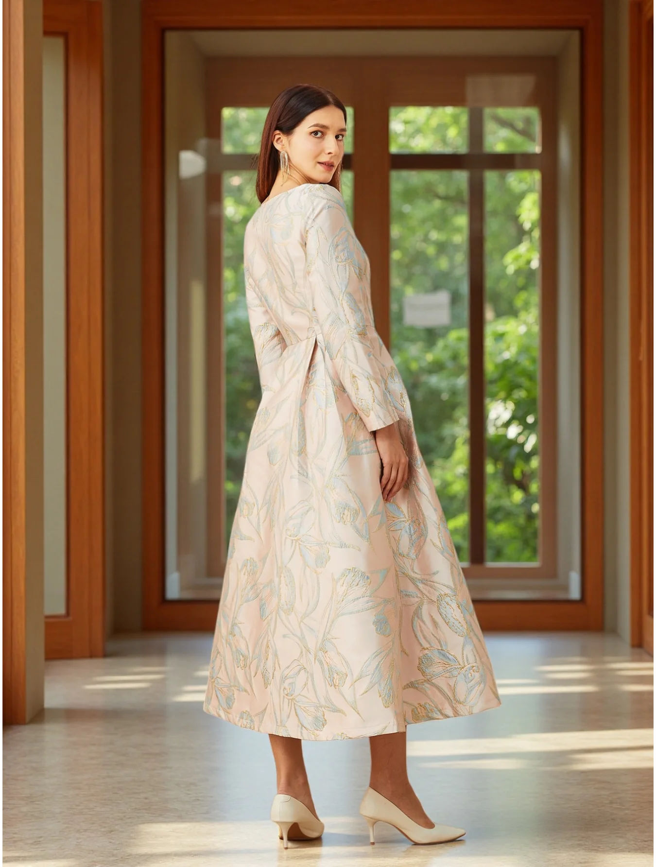 エレガントな女性のためのフィット感のある長袖ドレス - 高級で洗練されたパーティー、宴会、イブニングドレス、ミディアム丈スタイル