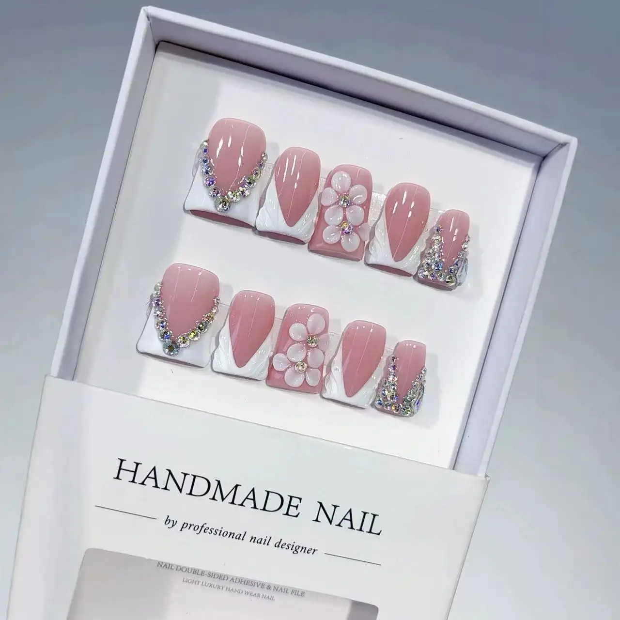10 Stück hochwertige, schlichte und elegante, handbemalte V-förmige Design-Nägel mit dreidimensionaler Gravur und handgefertigten Strasssteinen. – Detail 8