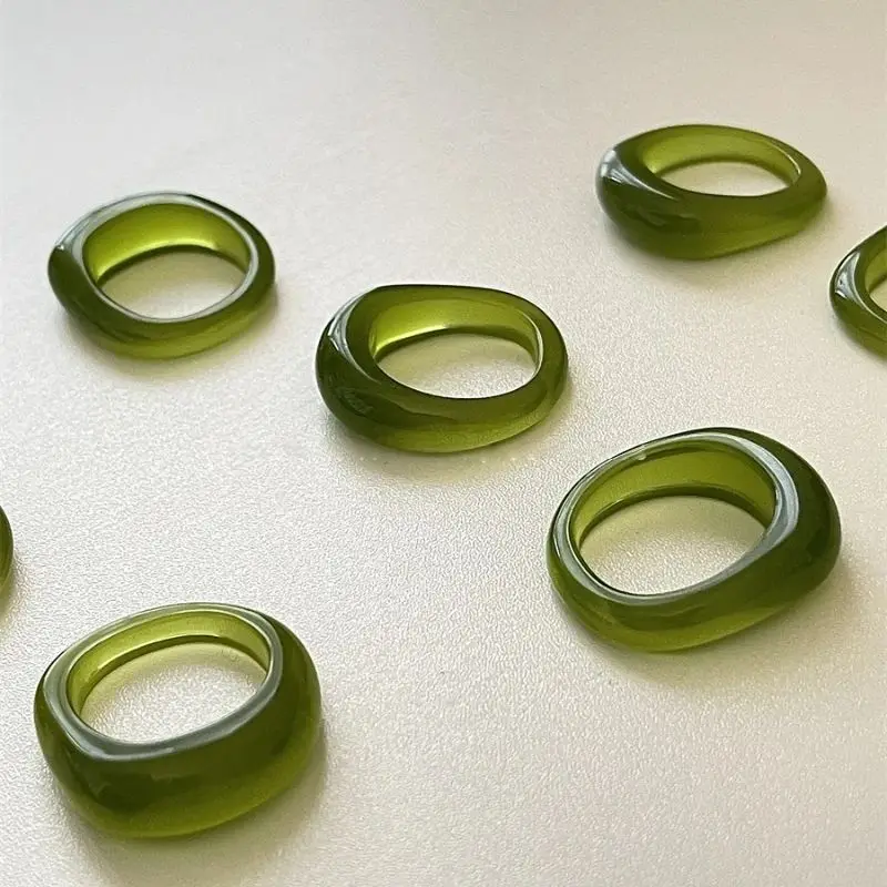 مجموعة مكونة من قطعة واحدة من خاتم الراتنج الأخضر غير المنتظم على الطراز القديم البسيط للسيدات مع مزاج أنيق وحلقة تصميم متعددة الاستخدامات