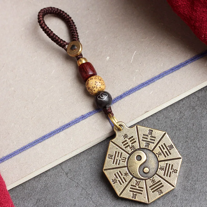 Talismán taoísta para protegerse de las raíces malignos y Nancy, un amuleto protector con el comando de los cinco Truenos