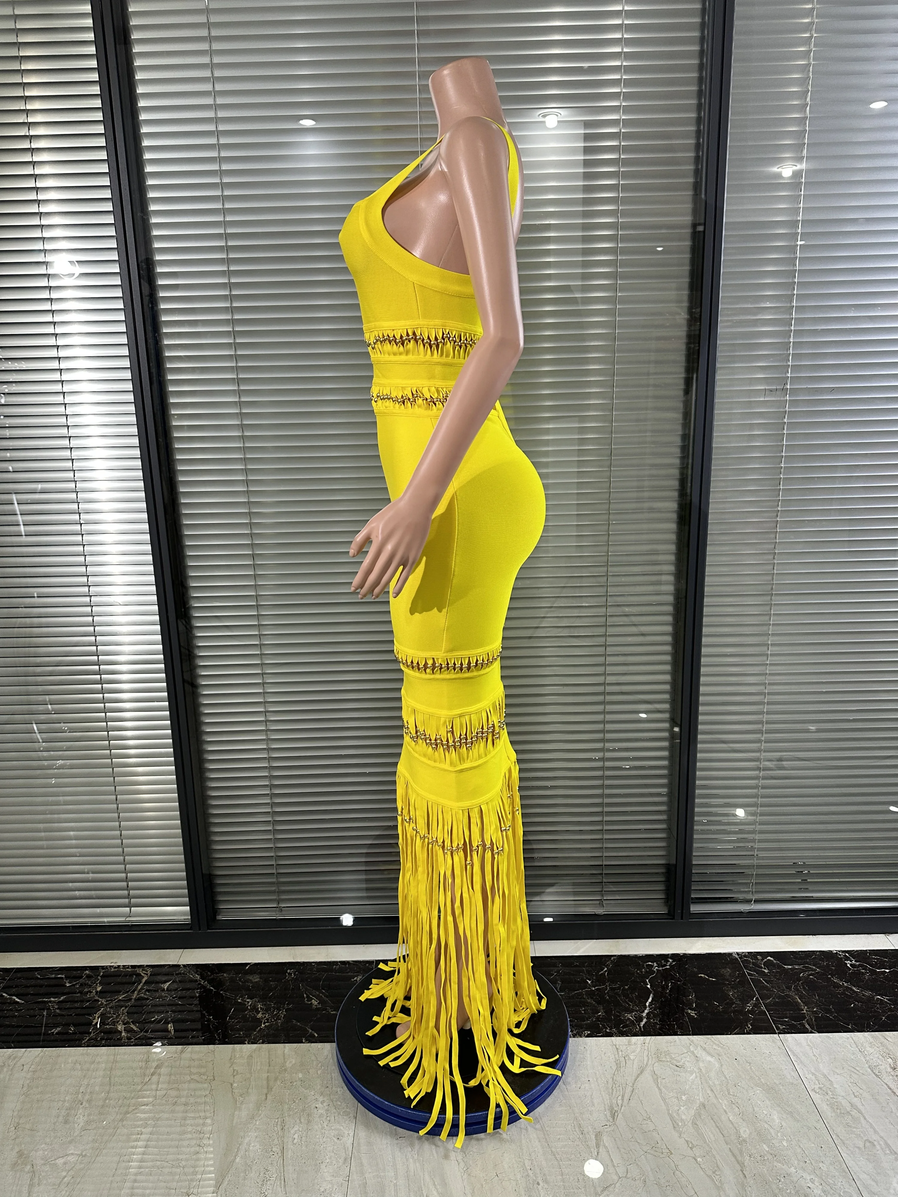 Abito da donna lussuoso senza maniche sexy con colletto quadrato scava fuori aderente lungo nappa aderente con fasciatura elegante ufficio da sera per feste