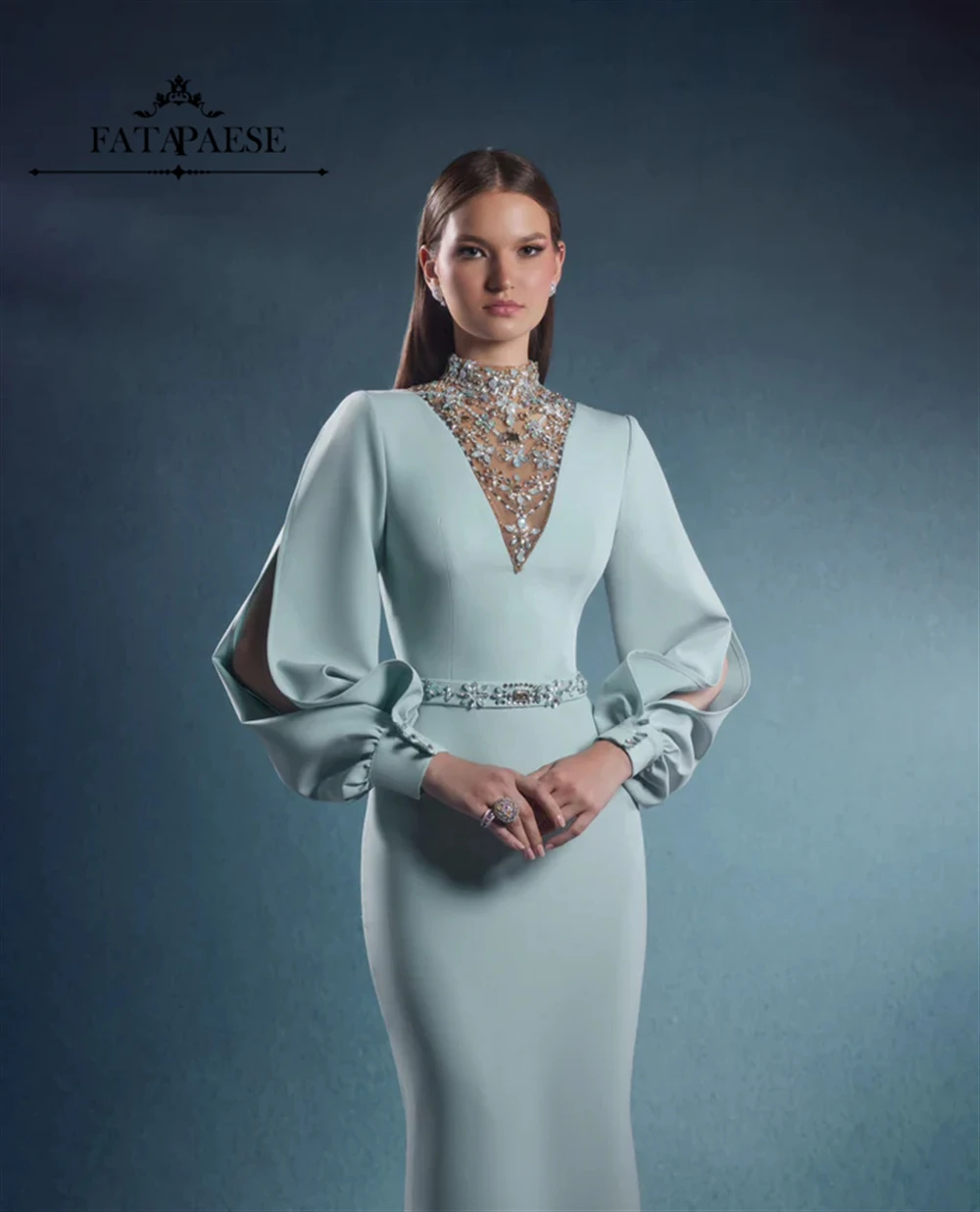 فساتين سهرة فاخرة من FATAPAESE بكريستال ورقبة عالية باللون الأزرق الفاتح للحفلات الراقصة بأكمام طويلة وحفلات الزفاف