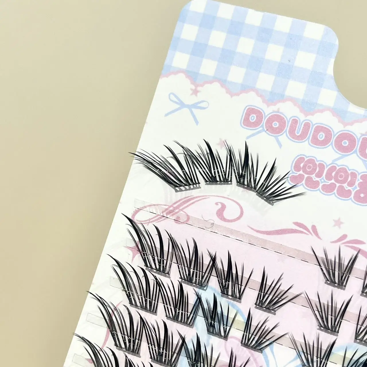 Doudoutian Fox Thai Manga Slanted Lashes Fine Soft Clusters Lightweight Invisible Clear Band Natural Thai Shooting Makeup view 5