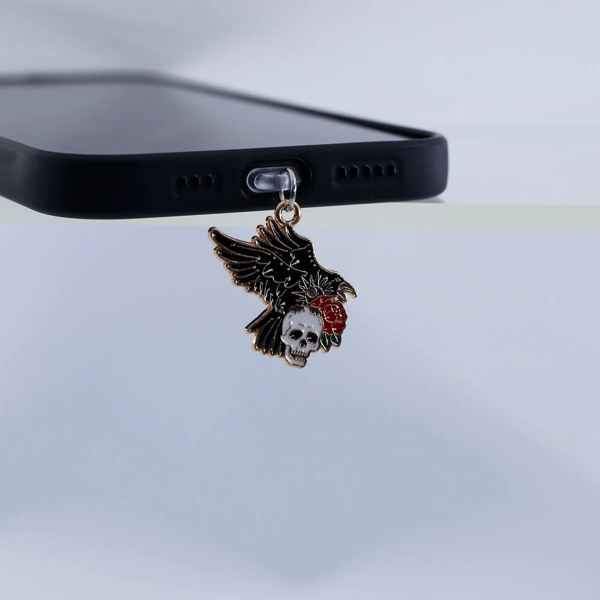 1 Stück Kunstvoller Rosen-Totenkopf-Krähen-Mond-Knochen Staubschutz-Anhänger für Mobiltelefone, Zubehör-Dekoration für iPhone und Type-C-Anschlüsse, Geschenk-Schlüsselband – Detail 5
