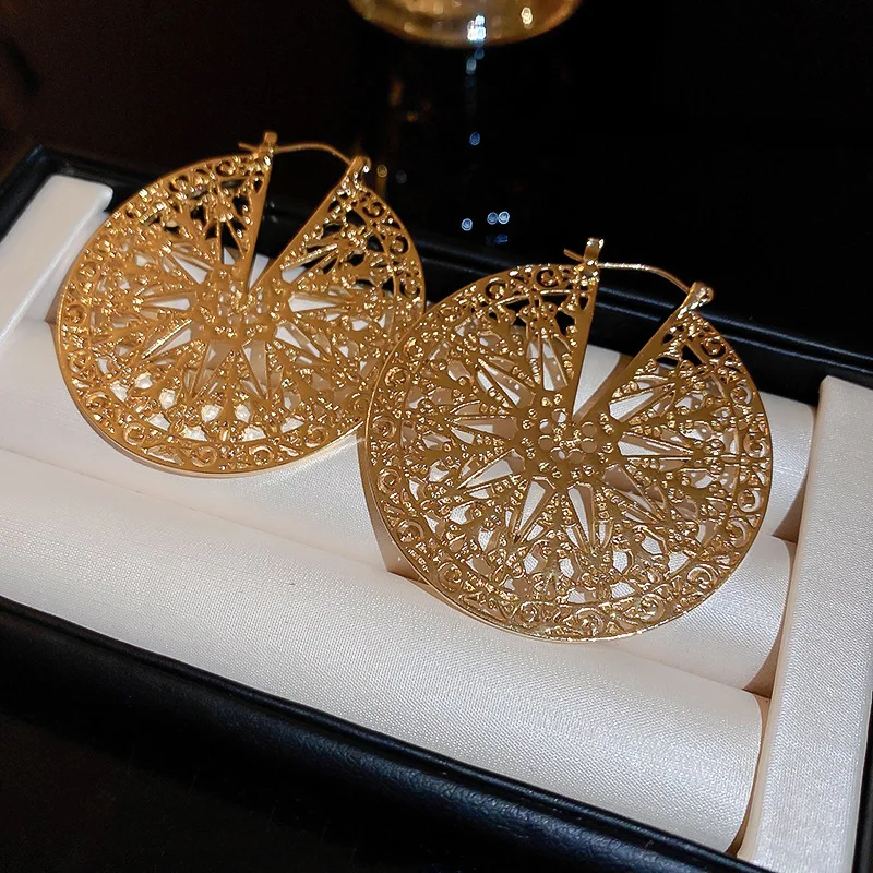 Hollow Disc Metal Earring for Women Retro Design Sense Exaggerated Drop Earring Fashion High-grade Golden Jewelry Wholesale