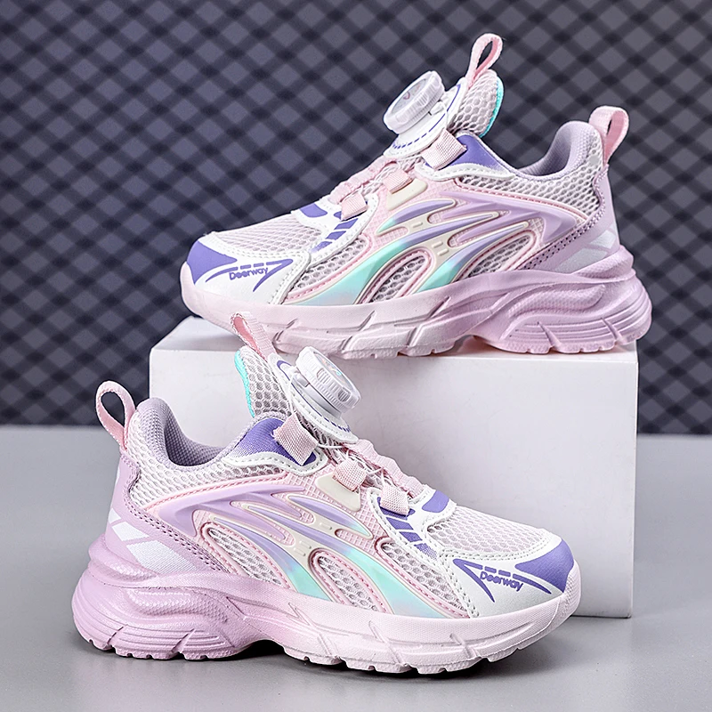 

Пара детских спортивных кроссовок с мягким и прочным верхом, легкой и нескользящей подошвой DEH-D2613.