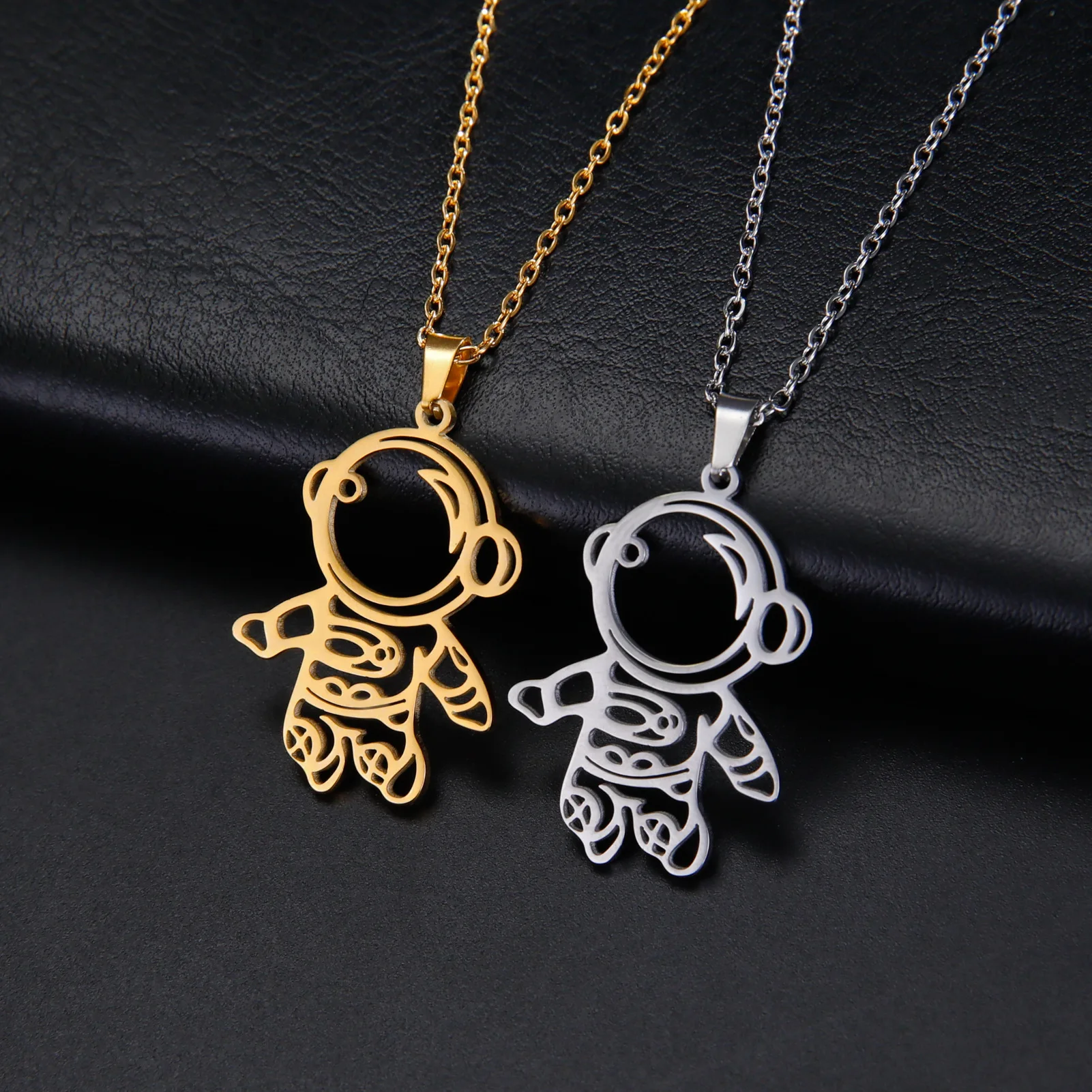 New style fashionable astronaut pendant necklace - stainless steel, personalized, versatile and fun hollow space man collar chai