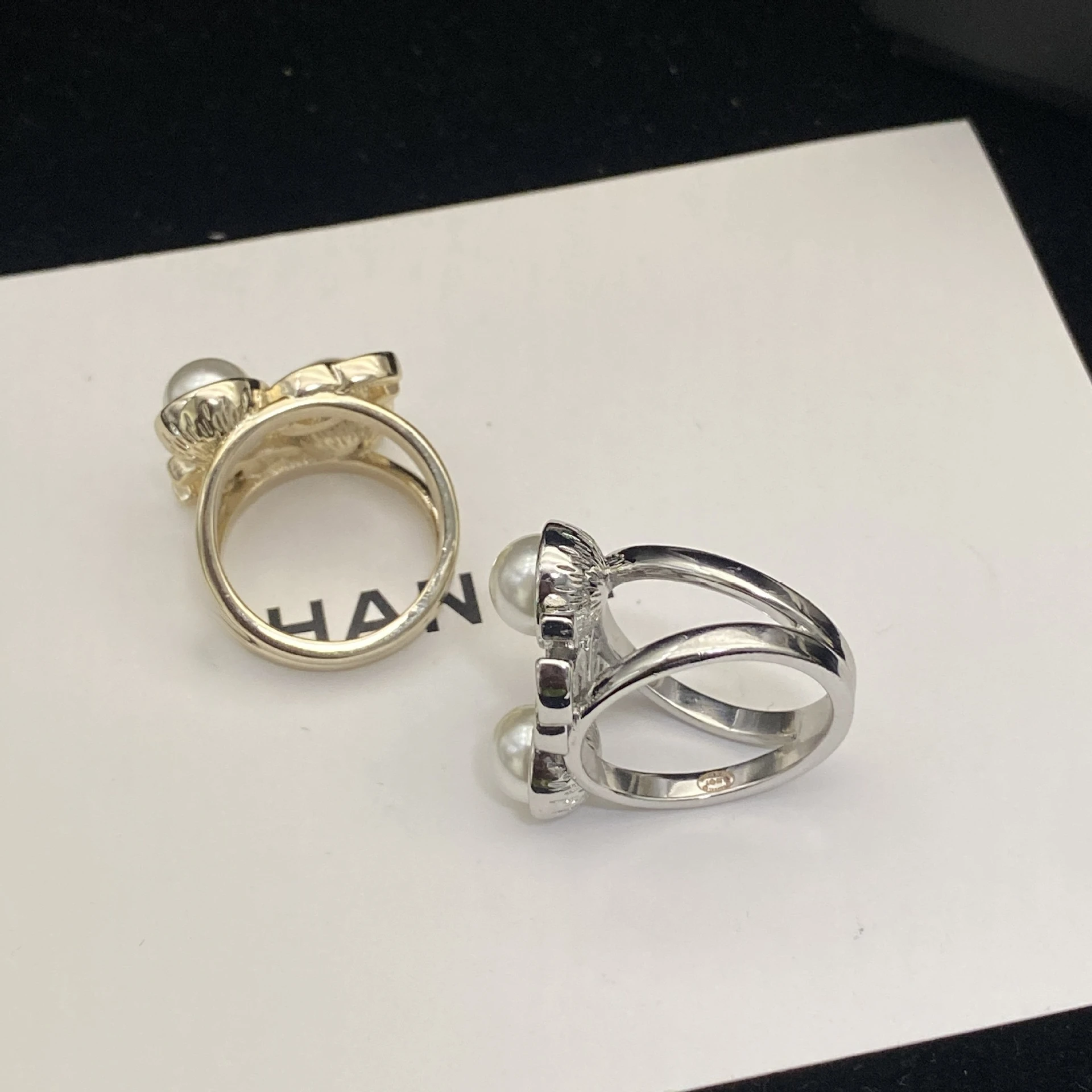 حلقات أنيقة ذات لونين، لؤلؤية - مزينة بسلسلة - مثل التصميم، فريدة ورائعة #5