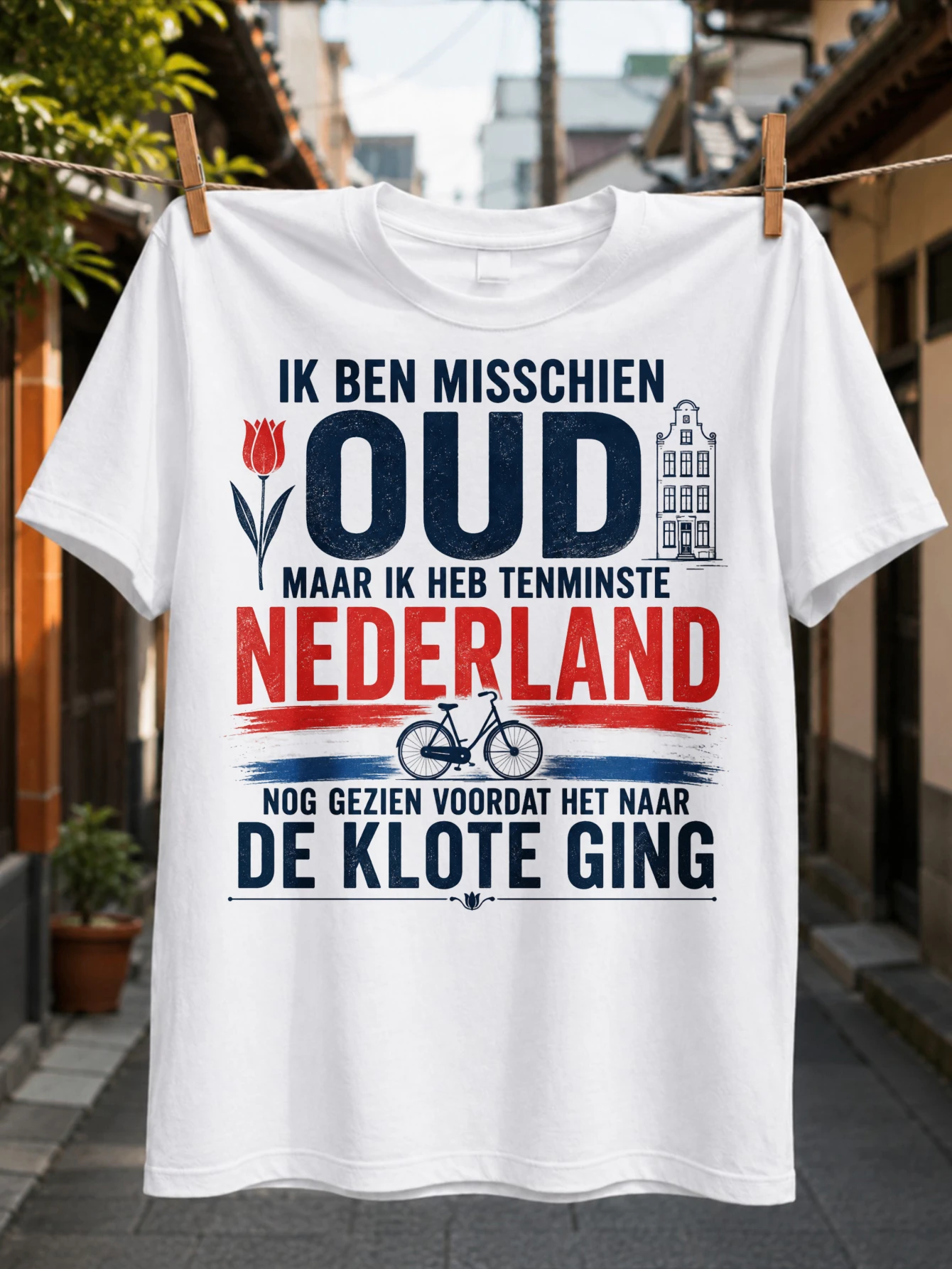 T-shirt unisexe Dutch OUD Nederland avec des icônes de vélos Tulip Canal House, des lignes de brosses rouges et bleues et un héritage audacieux