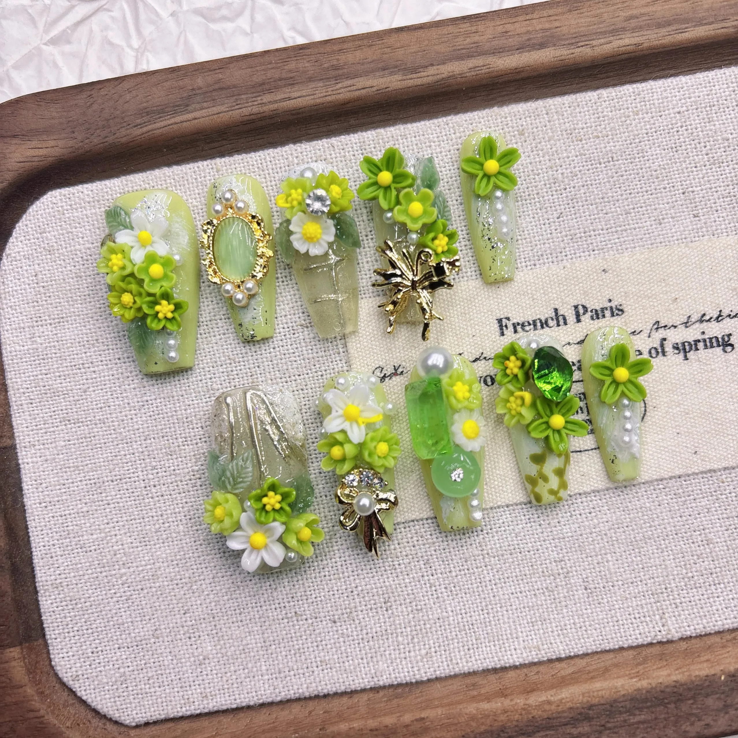 เล็บกดบนเรซินเป็นมิตรกับสิ่งแวดล้อม - ดีไซน์ลายดอกไม้ในฤดูใบไม้ผลิพร้อมไข่มุก คริสตัล และสําเนียงโลหะ สไตล์ฝรั่งเศสเก๋ไก๋สําหรับการออกนอกบ้าน